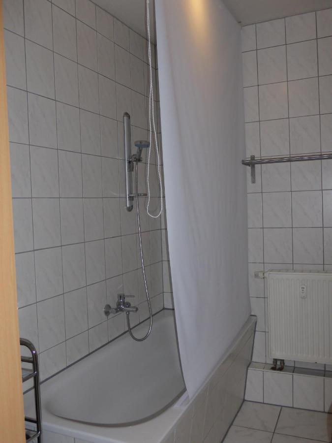 Ferienwohnung Friedrich Schiller, 2 Schlafzimmer, Balkon,Kostenloses Wifi, Naehe Zentrum, Jena Esterno foto
